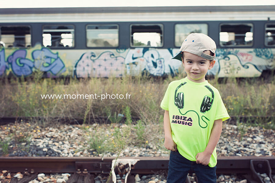 Portrait enfant avec sa casquette à l'envers.