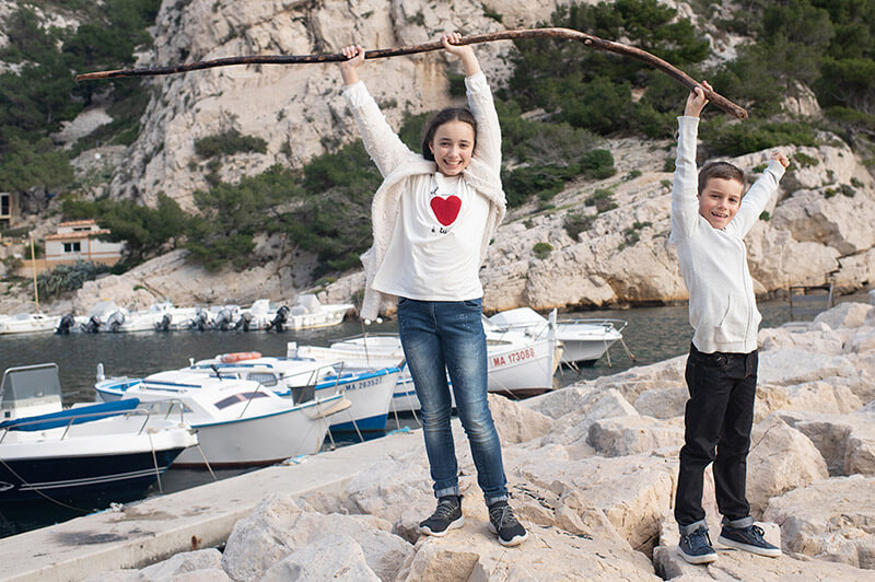 Jeunes enfants jouants sur les rochers de Morgiou.