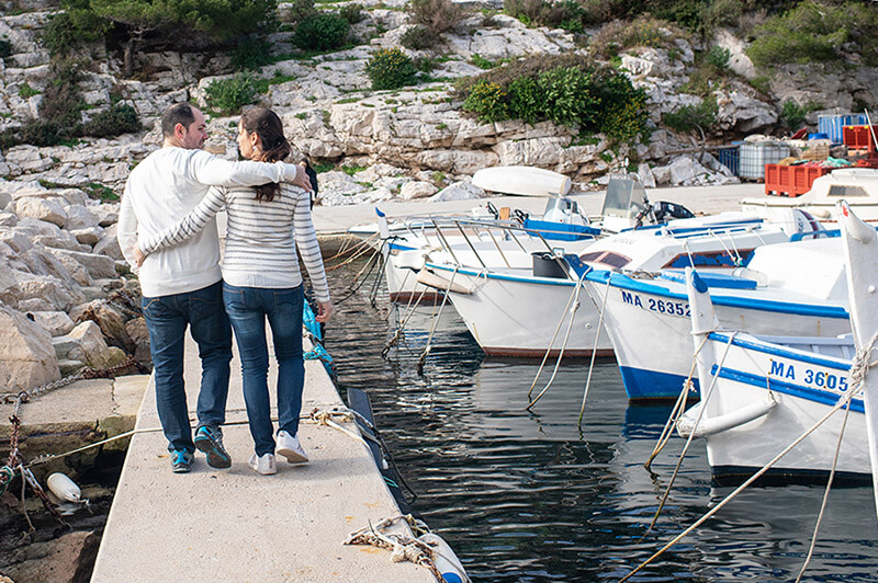 Portrait d'un couple se promenant sur le port de Morgiou.