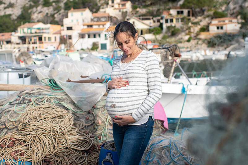 Portrait d'une future maman dans un port de pêcheurs.