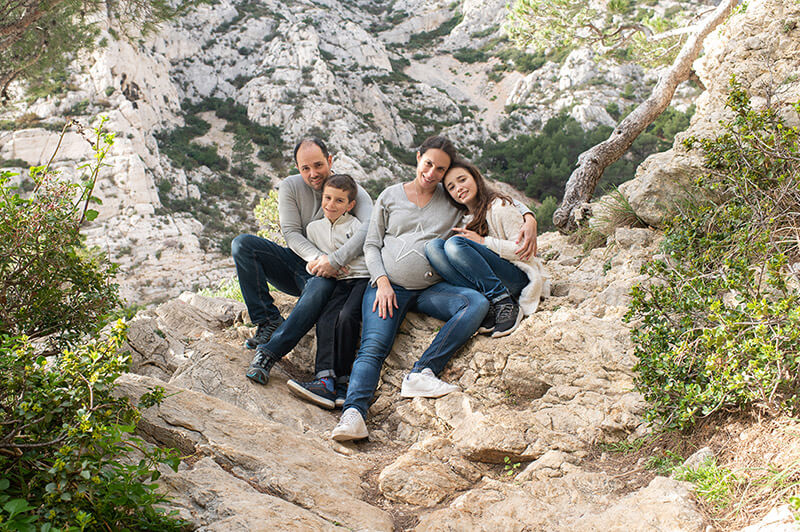 Portrait lifestyle famille en extérieur à Morgiou.