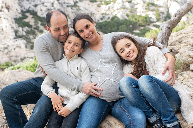 Shooting famille calanque Marseille. Portrait de famille en extérieur à Morgiou.