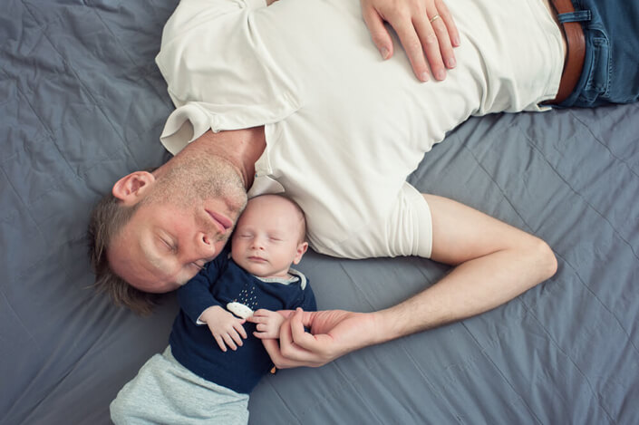 Photo originale d'un papa et de son bébé dormant tous les deux sur le dos.