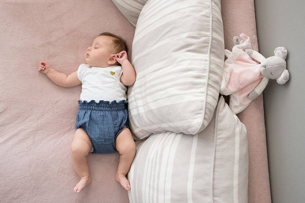 Bébé de quelques semaine entrain de dormir.