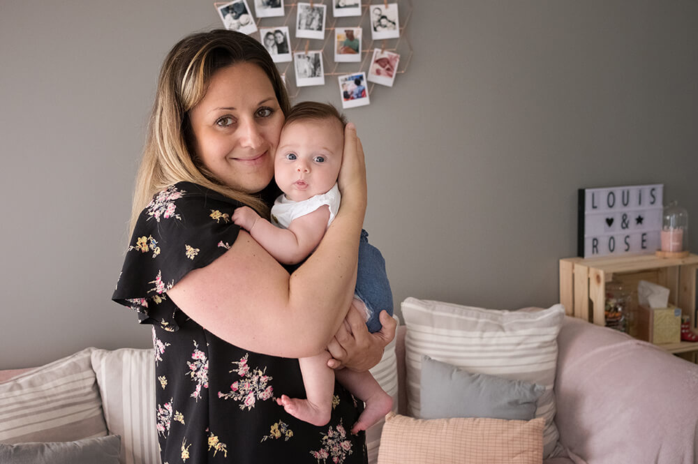 Portrait de bébé dans les bras de maman.