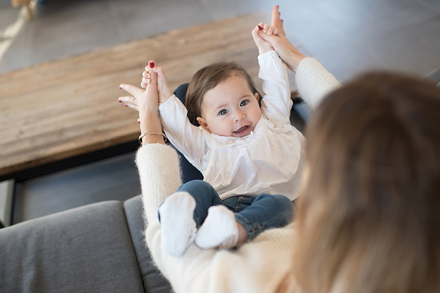 Allongée sur les genoux de maman.