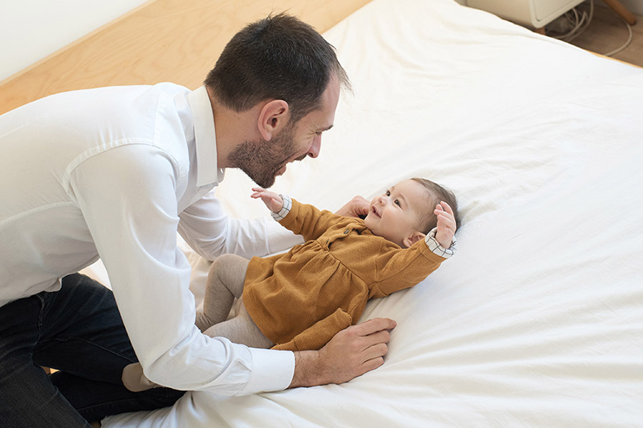 Bébé en discussion avec son papa.