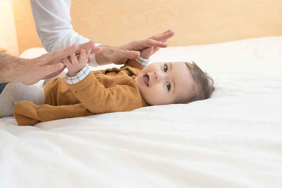 Bébé jouant avec son papa.