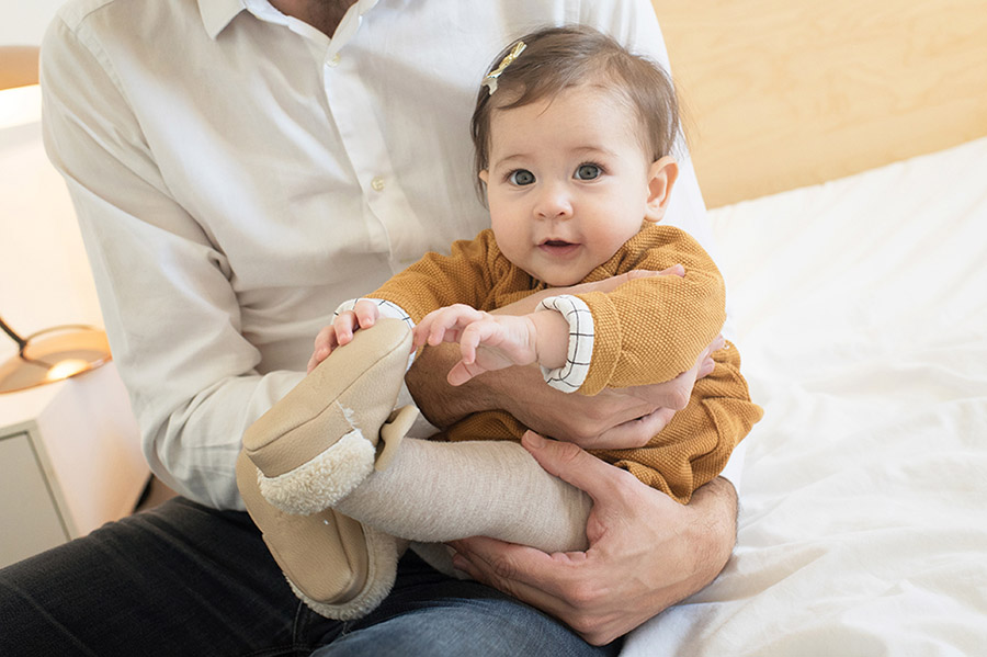 Bébé dans les bras de papa.