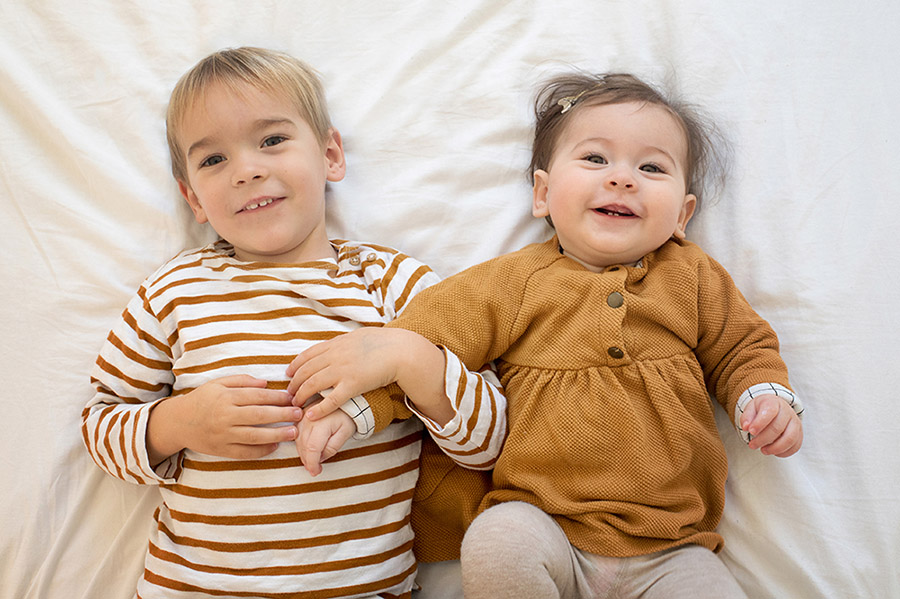 Frère et sœur, ensemble sur la photo.