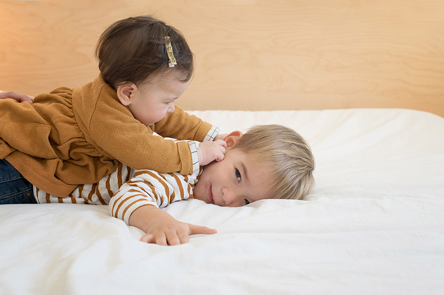 Bébé sur le dos de son frère.