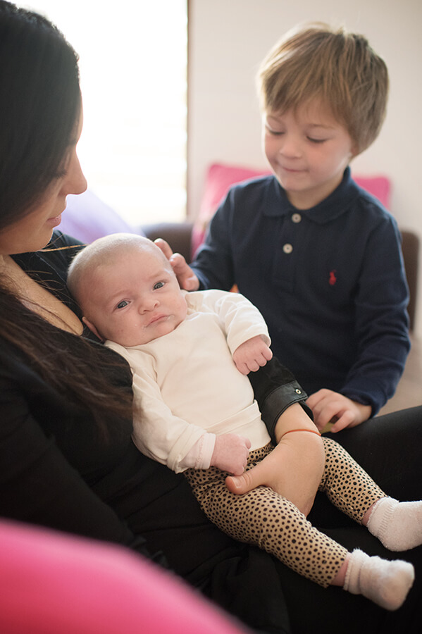 Portrait serré de maman avec ses deux enfants.