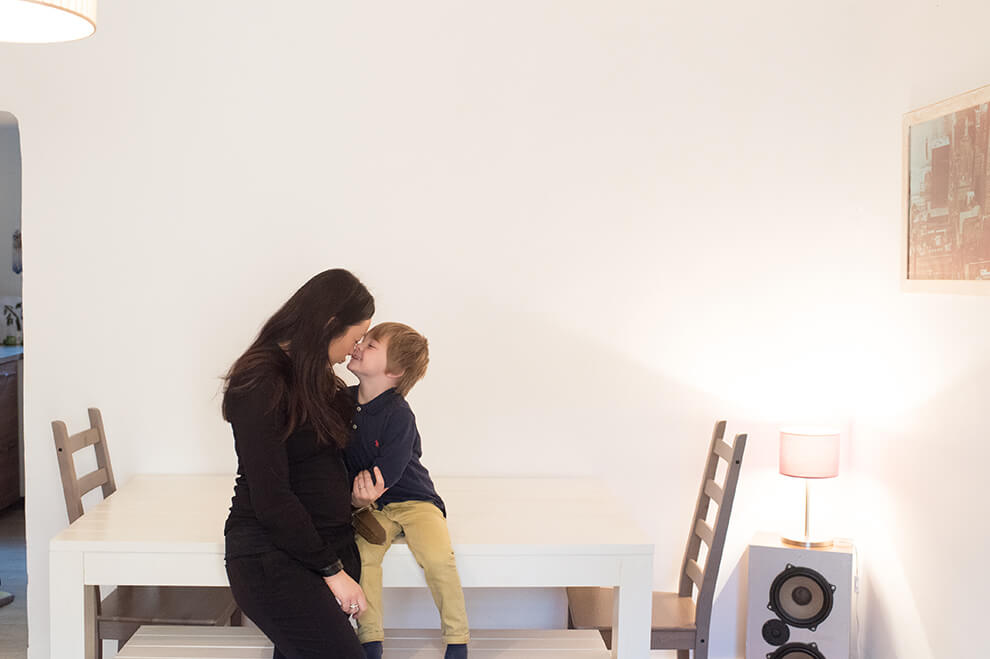 Garçonnet en tête à tête avec sa maman.