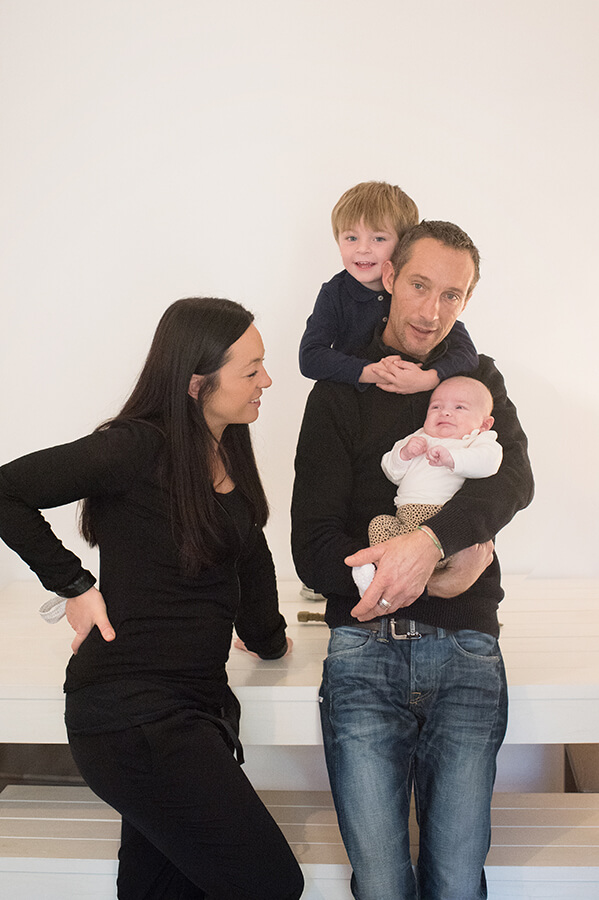 Portrait de famille à la maison.