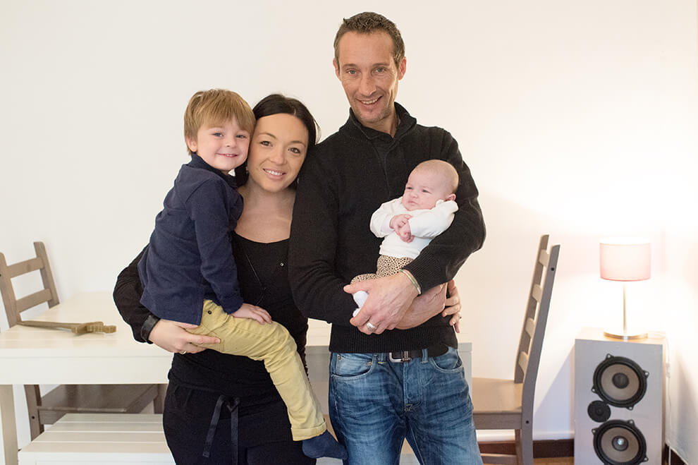 Portrait de famille en intérieur.