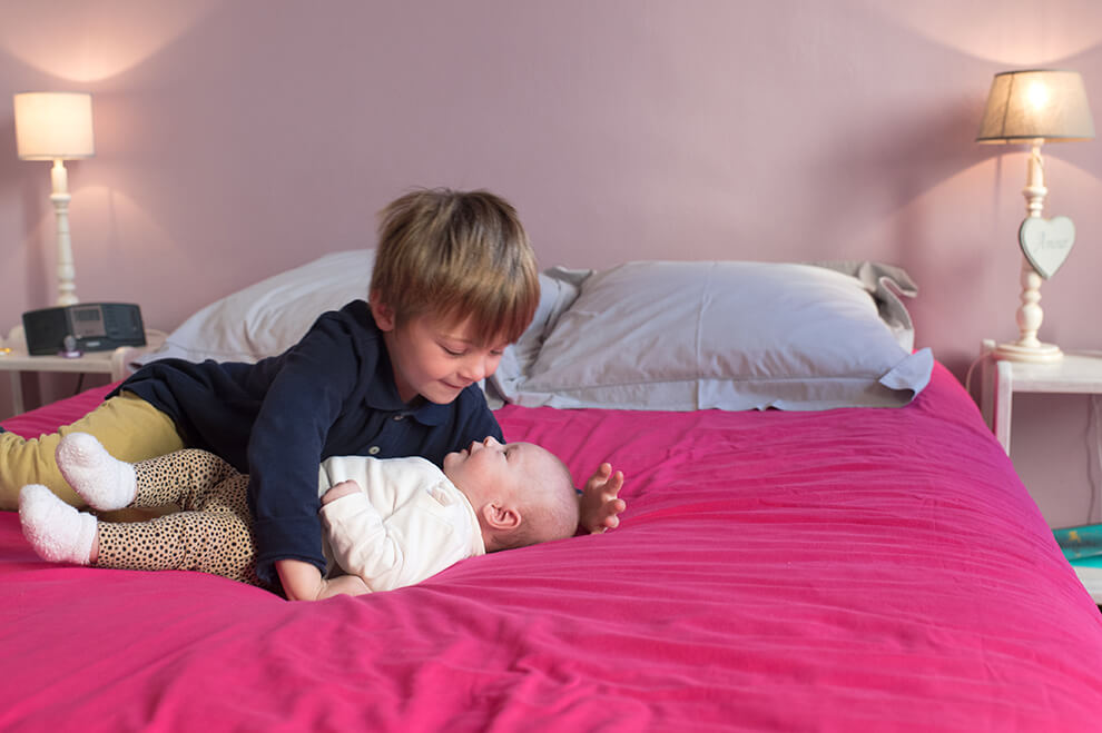 Tendre moment entre frère et sœur.