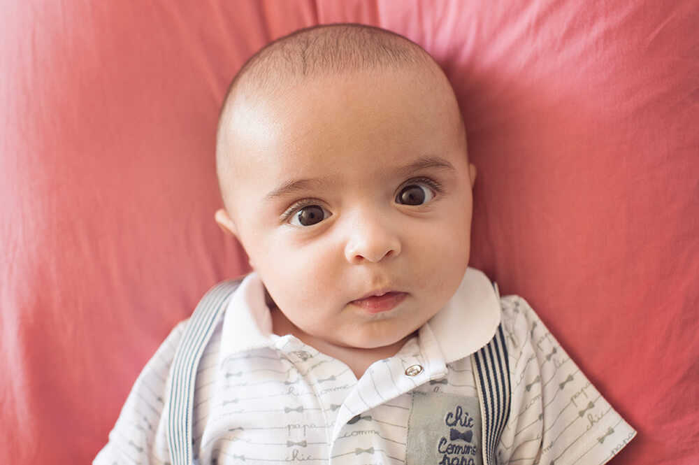 Portrait très sérieux de bébé.