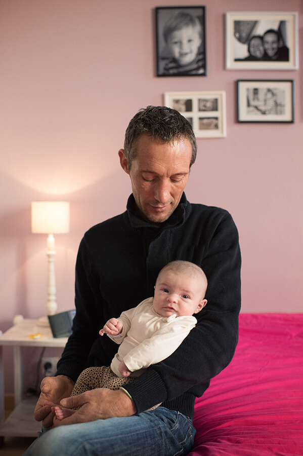 Petit bébé dans les bras de son papa.