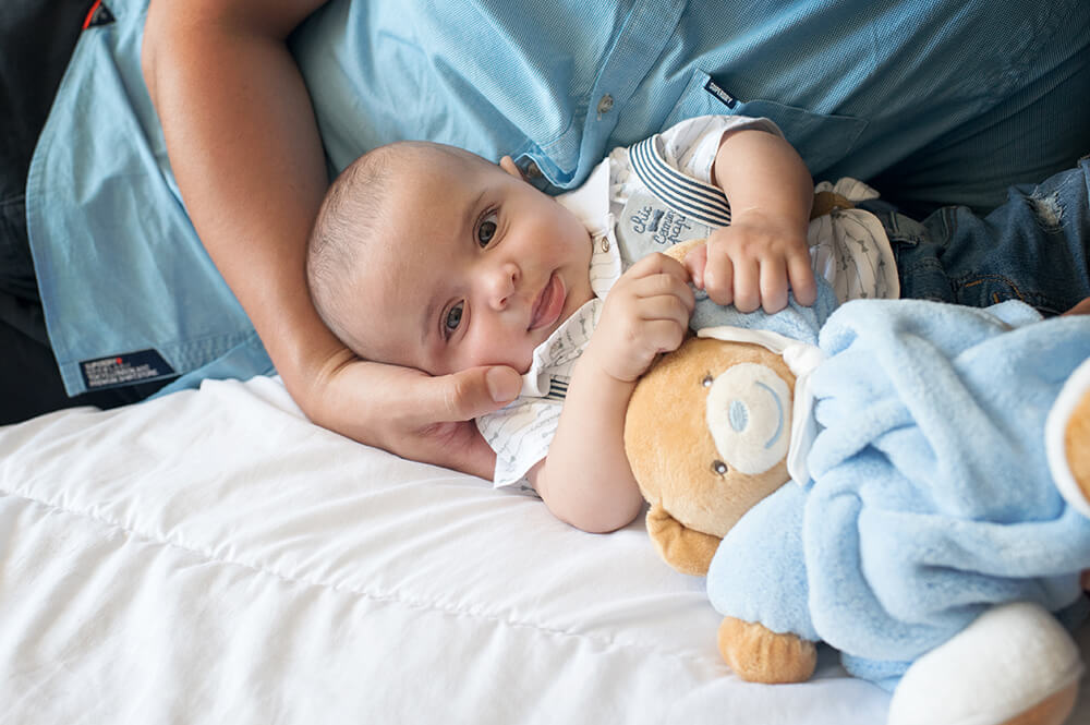 Bébé et doudou ours.