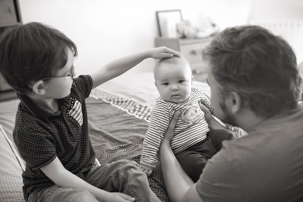 Photo noir et blanc. Portrait avec mon frère et mon père.