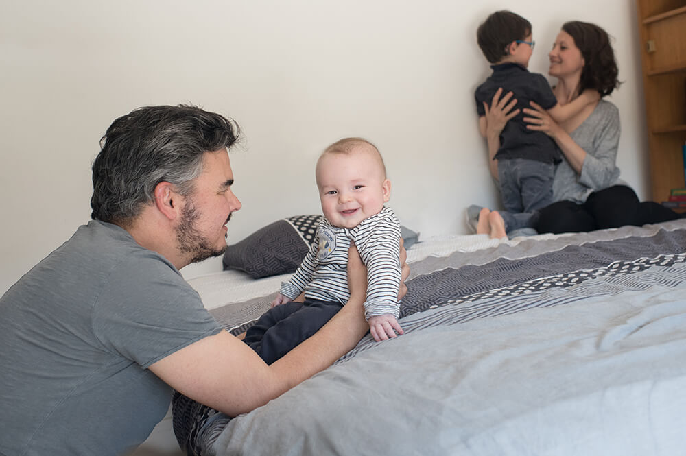 Portrait de bébé rieur.