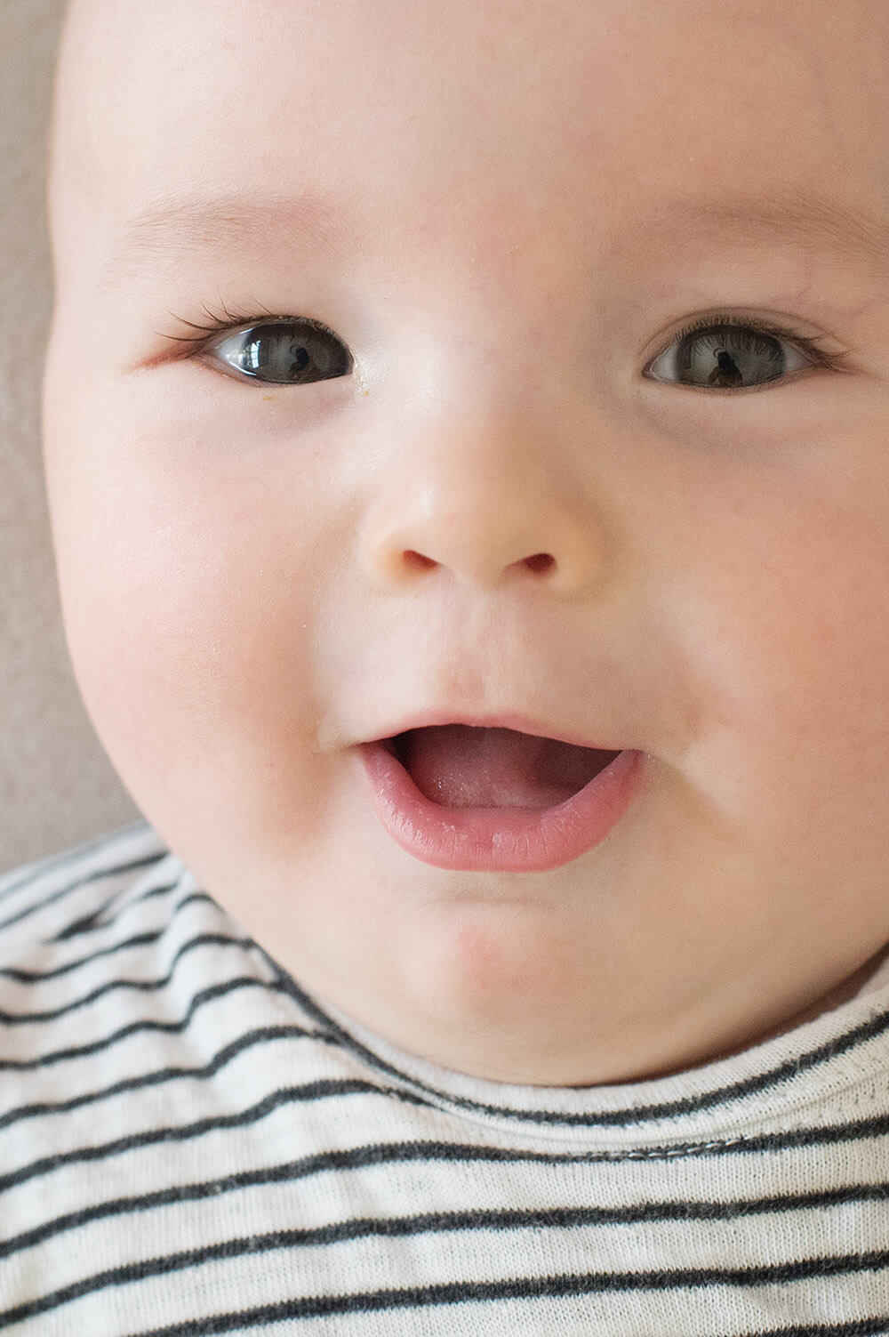 Portrait serré de bébé parleur.