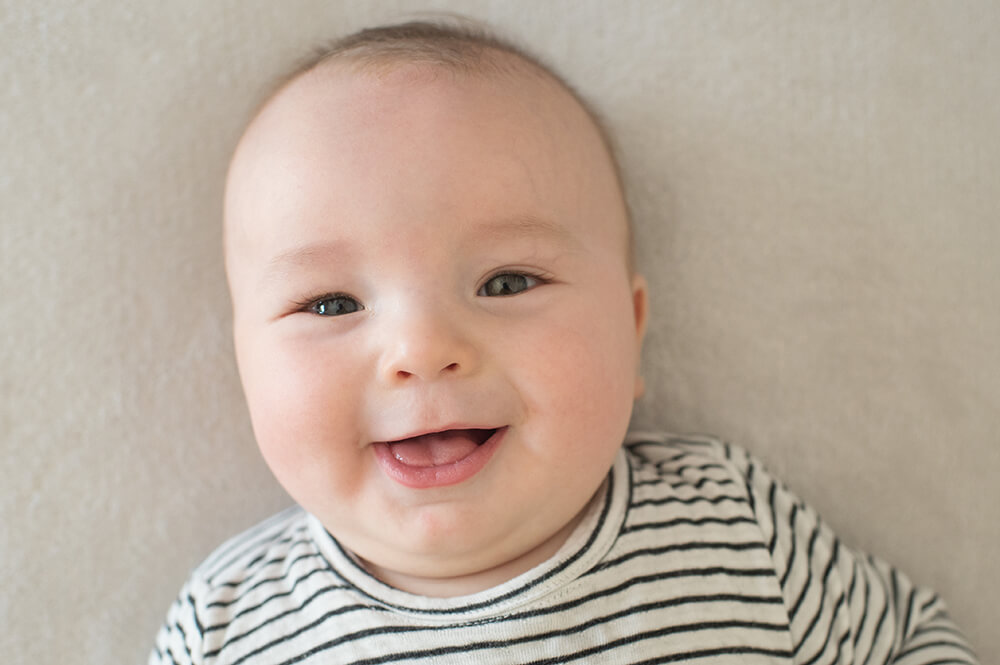 Portrait de bébé coureur. Yeux en amandes.