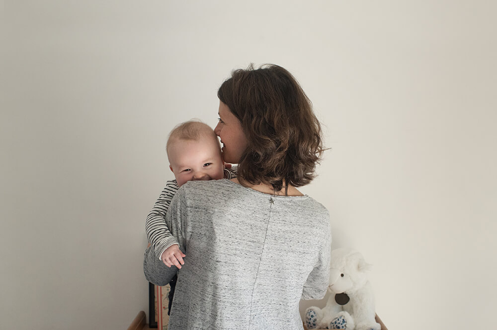 Bébé dans les bras de sa maman.