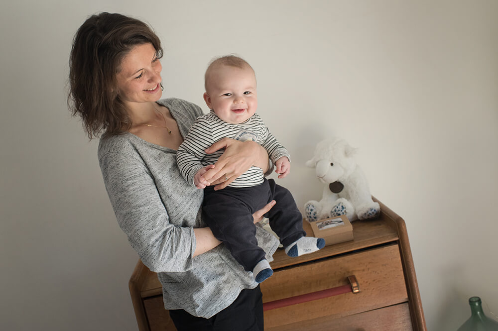 Bébé dans les bras de sa maman.