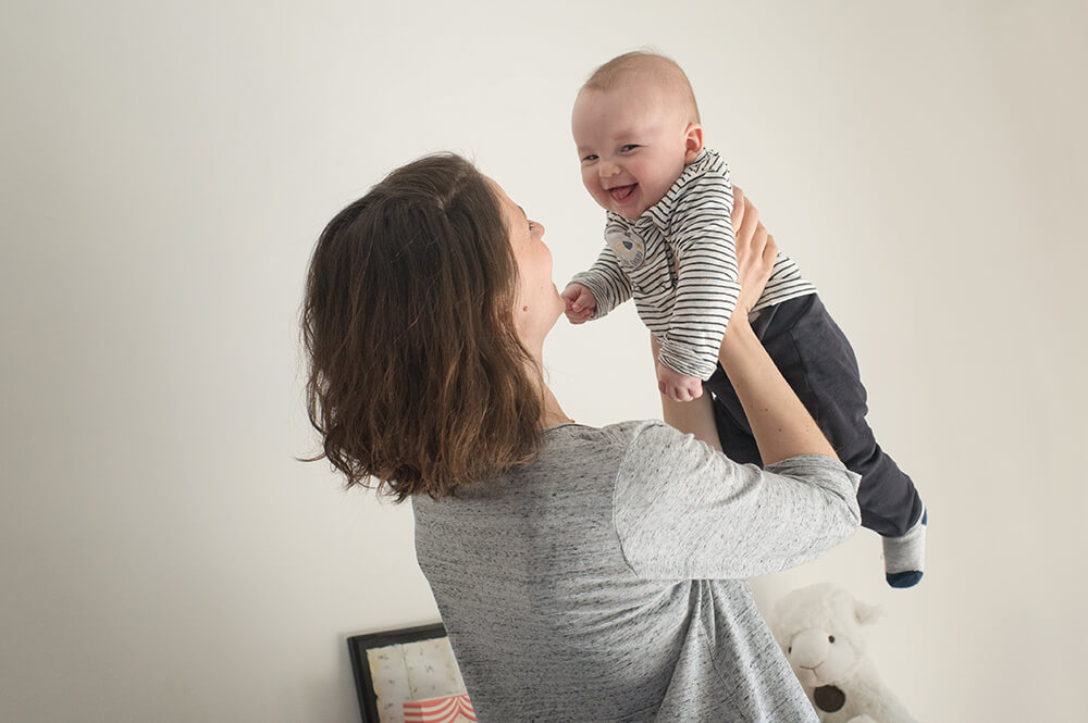 Bébé dans les bras de sa maman.