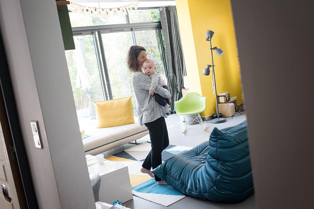 Bébé dans les bras de sa maman.