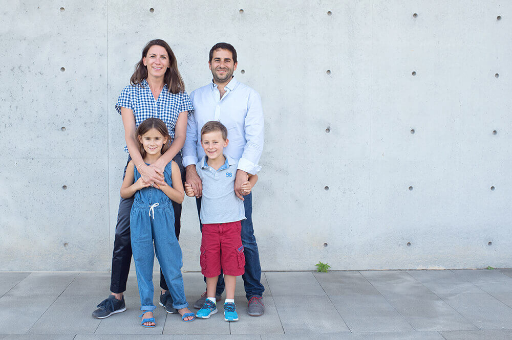 Portrait de famille devant mur d'Art du Château La Coste. Photographe professionnelle.