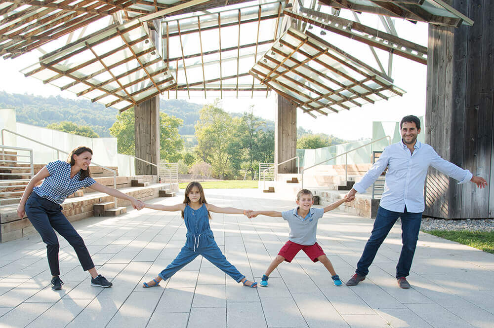 Portrait de famille dans le Pavillon de Musique du Château La Coste