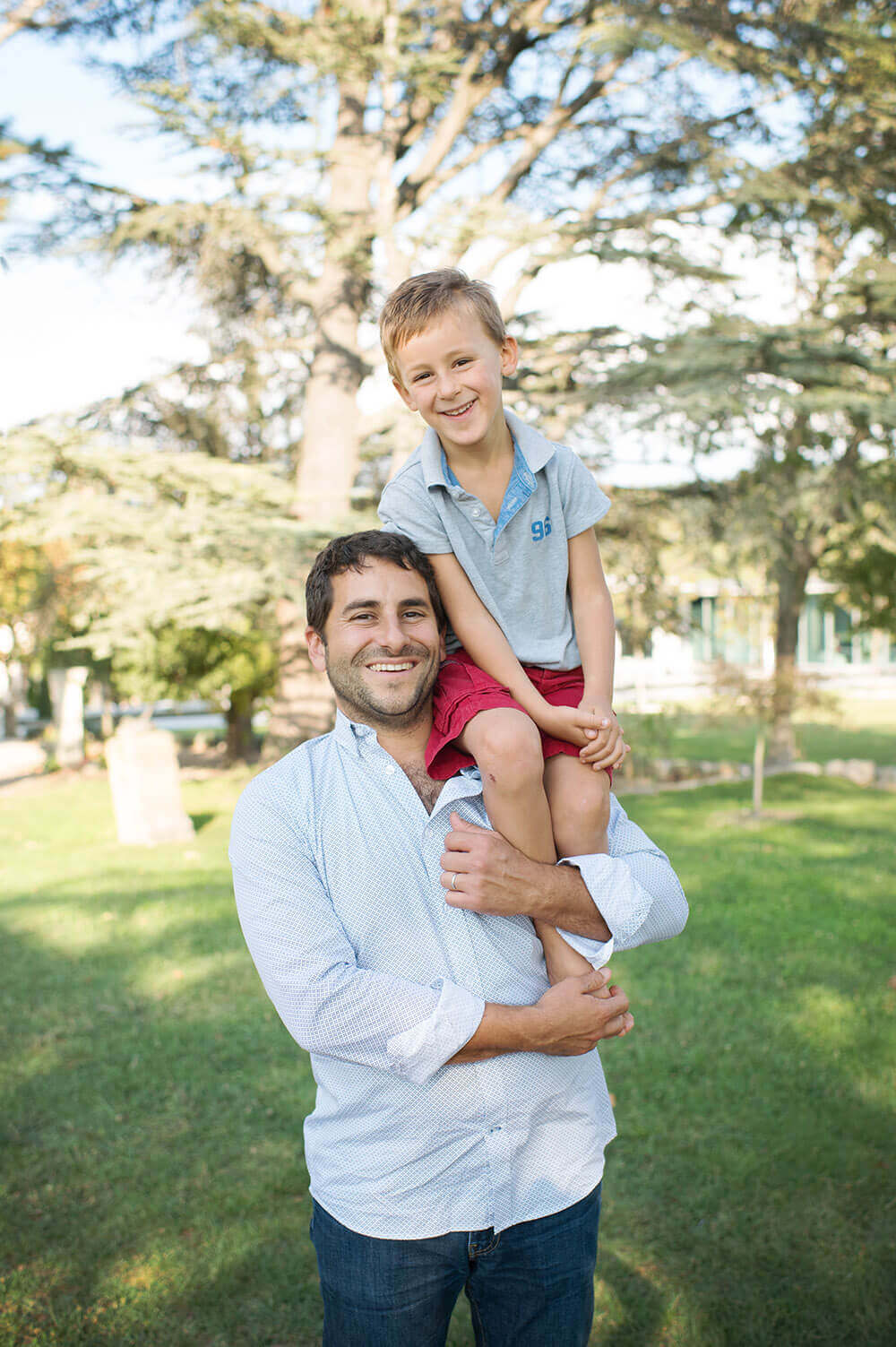 Enfant assis sur l'épaule de son père. Photographe lifestyle Aix en Provence