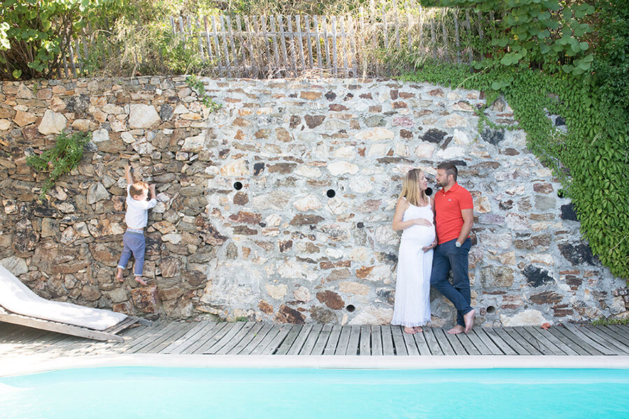 Jeune couple posant à côté de la piscine.