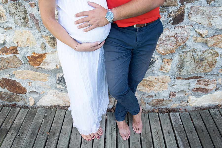 Portrait femme enceinte en bleu , blanc et rouge.