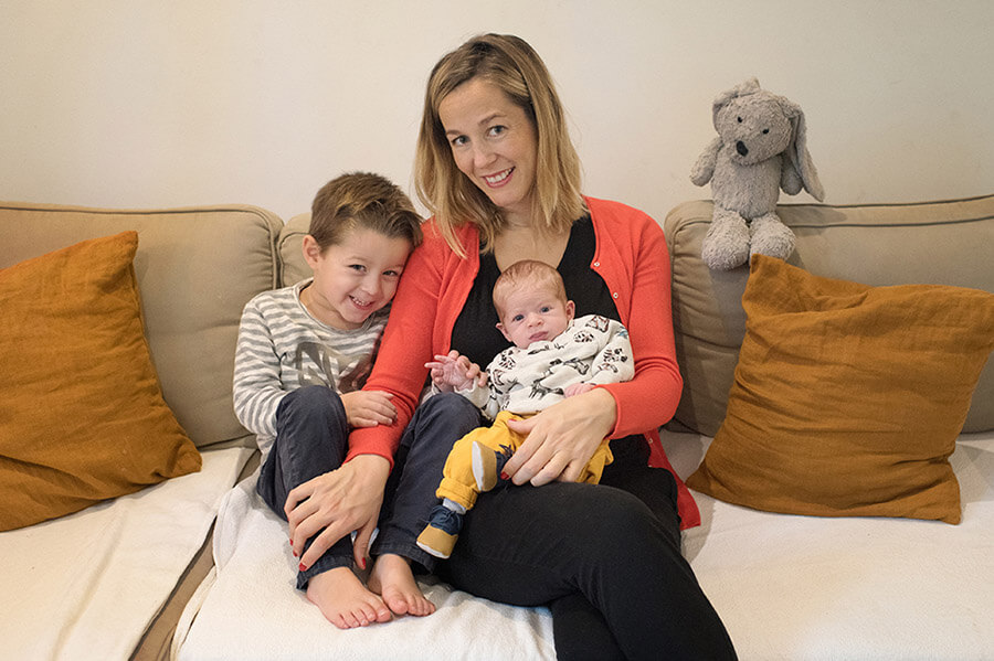 Portrait d'une maman et de ses deux fils.