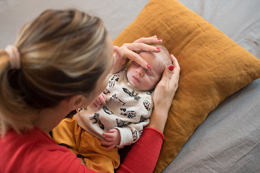 Caresse sur le visage de son nouveau-né.