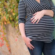 Gros plan sur le ventre d'une femme enceinte.