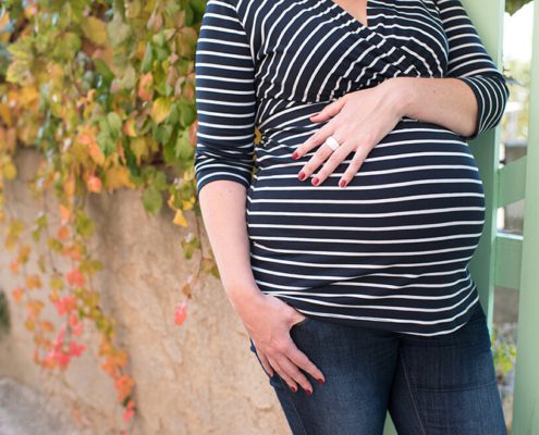 Gros plan sur le ventre d'une femme enceinte.