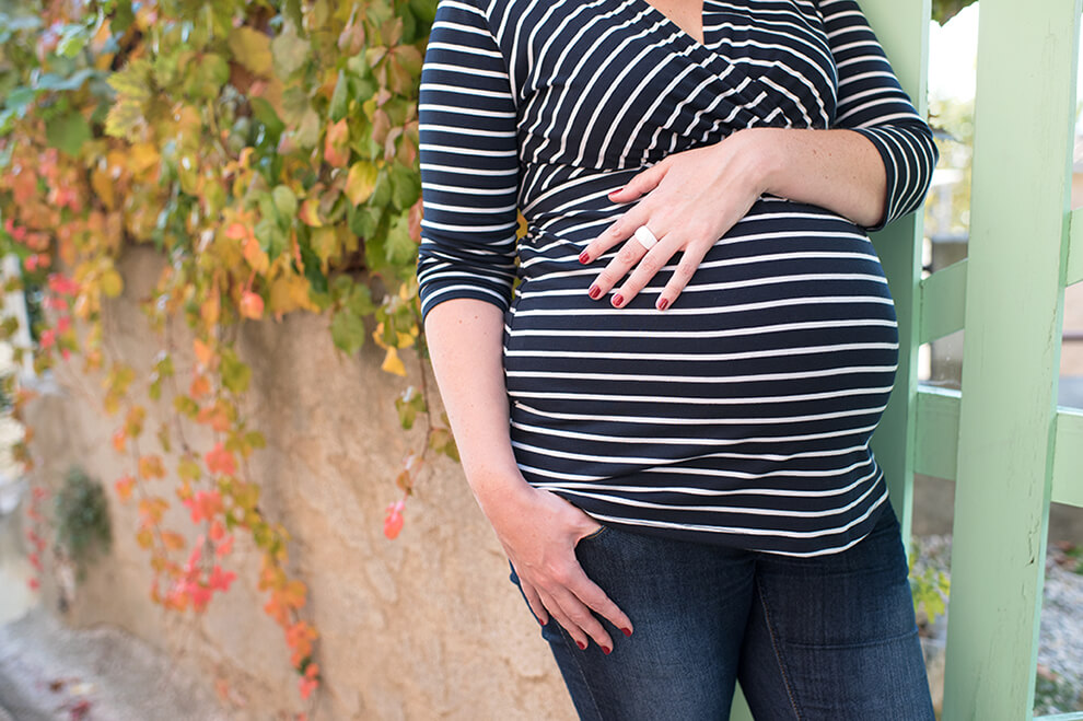 Gros plan sur le ventre d'une femme enceinte.