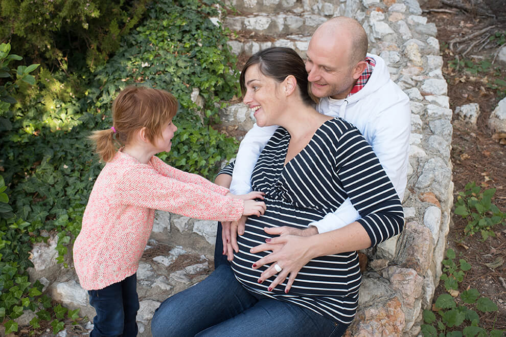 Touché bébé dans le ventre de maman.