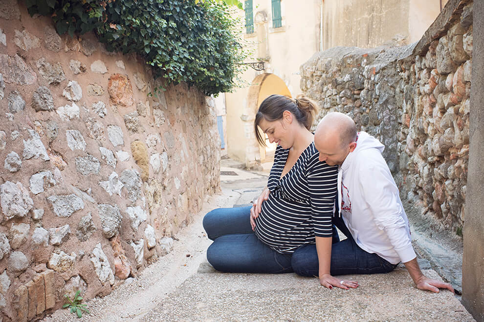 Jeune couple assis sur des pavés.