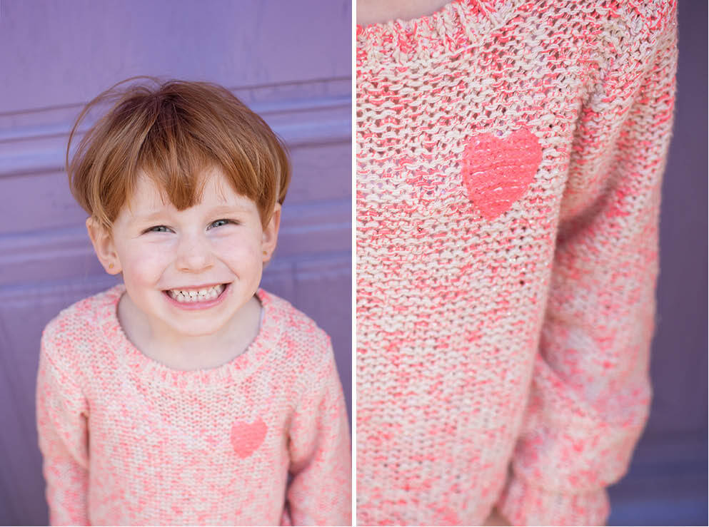 Portrait d'une jolie demoiselle avec un pull rose.