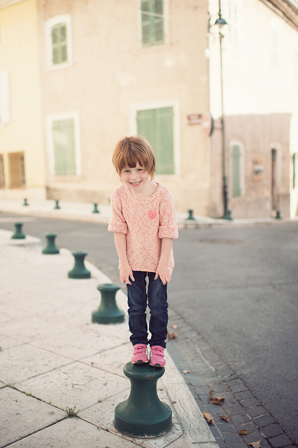 Enfant entrain de jouer dans la rue.