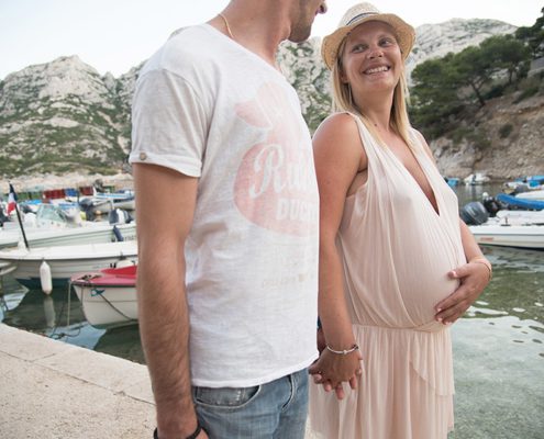 Amoureux main dans la main se promenant sur le port de Sormiou.