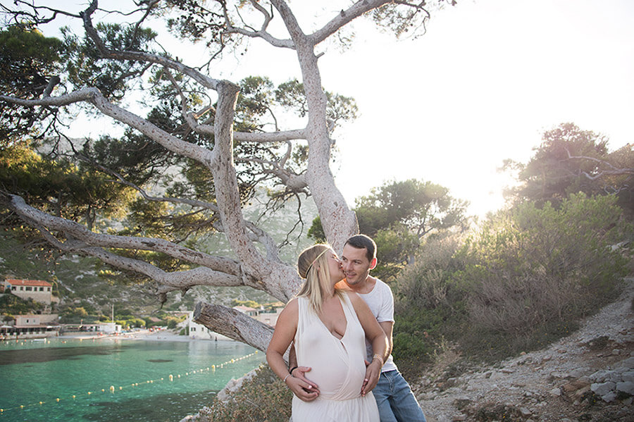 séance photo grossesse à la calanque de Sormiou