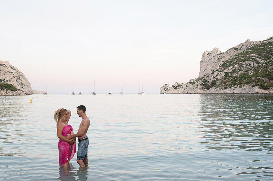 Deux amoureux dans l'eau.