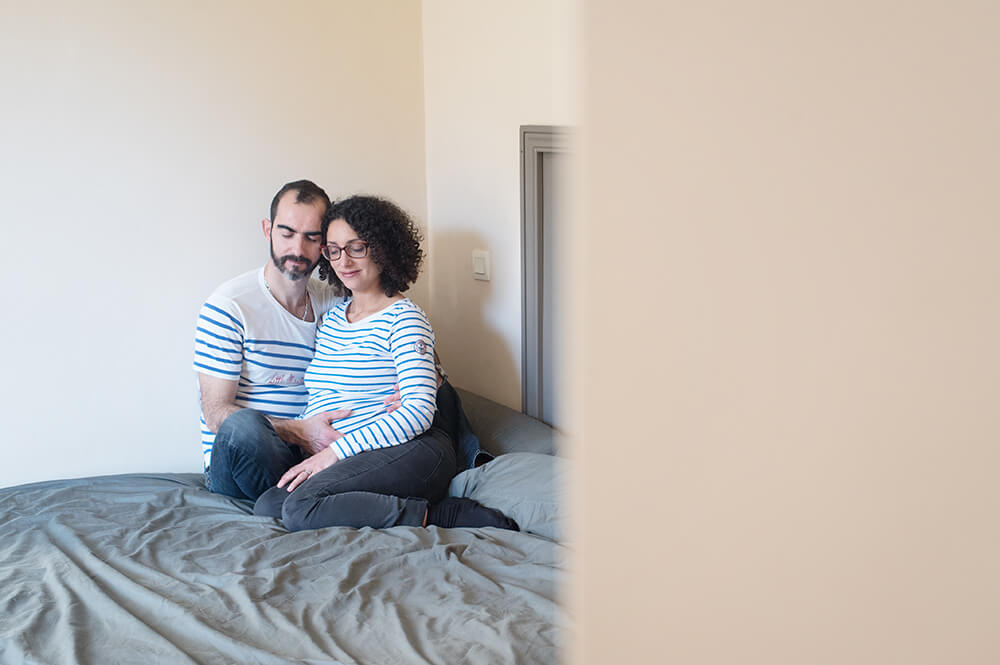 Couple dans leur chambre.