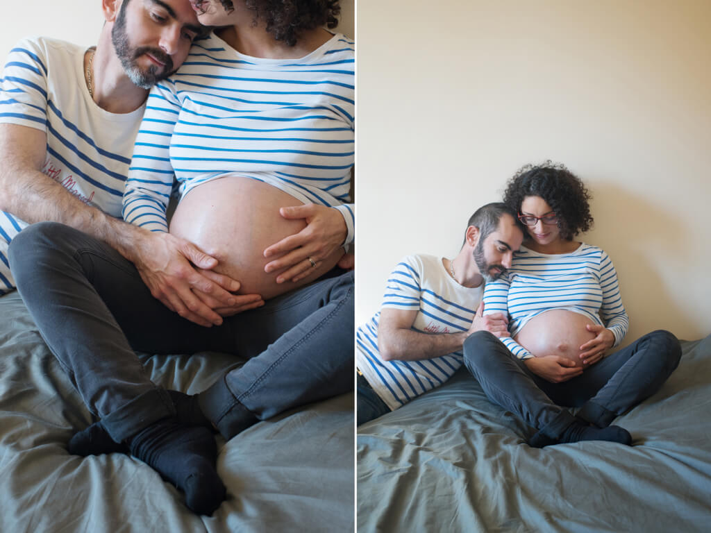 Couple avec des tee-shirts rayés bleus entrain de poser dans leur chambre.